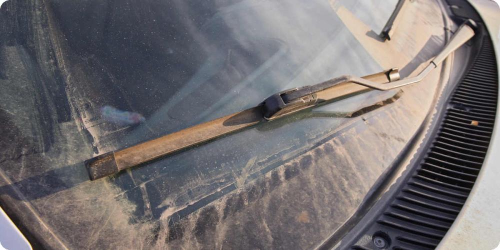 Fotografie von einer dreckigen Frontscheibe.