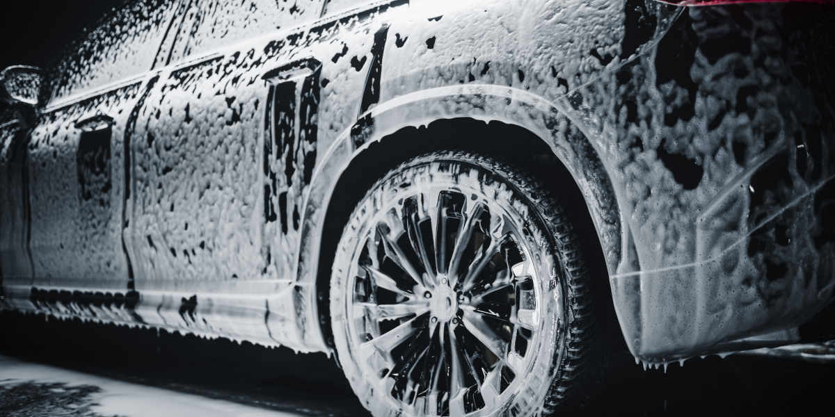 Auto mit Schaum bedeckt während der Reinigung. 