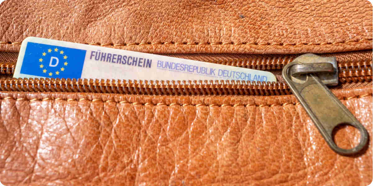 Ein Füherschein ragt zum Teil aus einem Geldbeutel heraus.