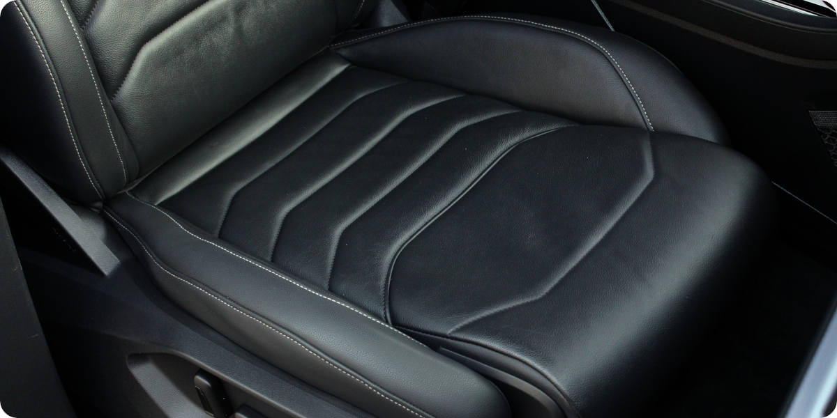 Schwarzer Autositz aus Echtleder