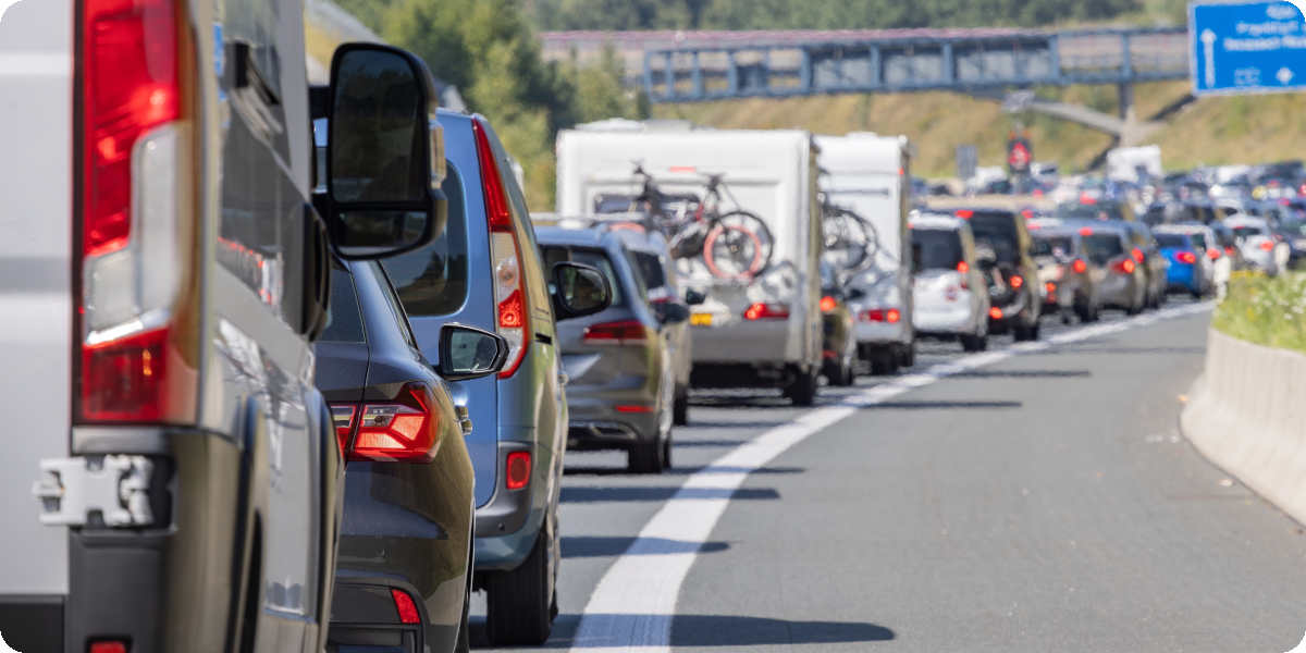 Autos stehen an einer Autobahnausfahrt im Stau.